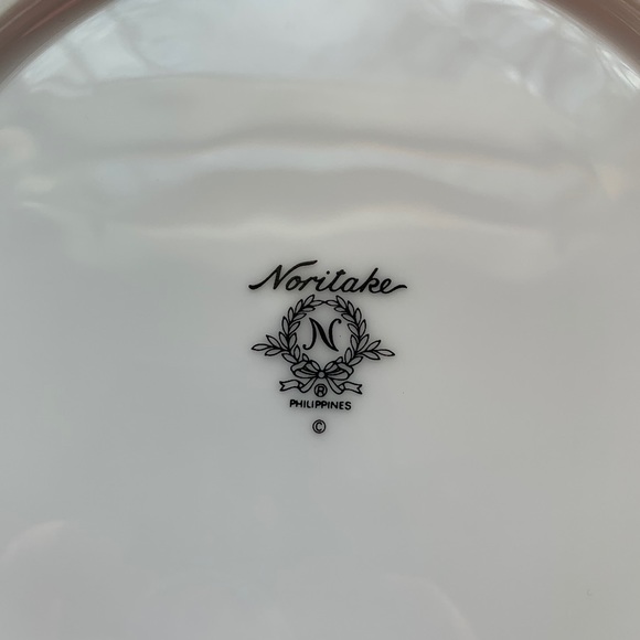 Noritake Christmas Wreath Accent Plate Gold - Picture 4 of 7